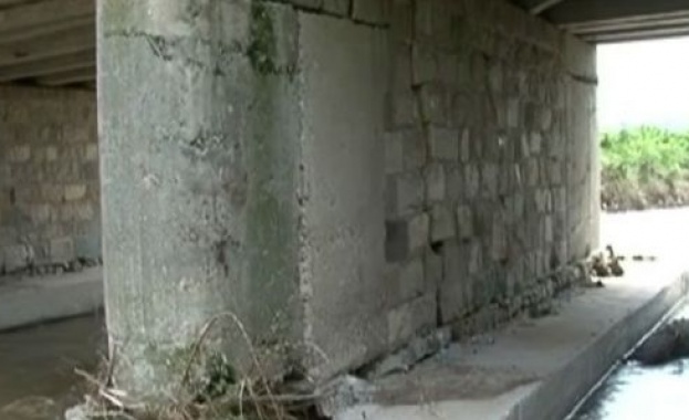 Реконструират моста на река Луда Яна