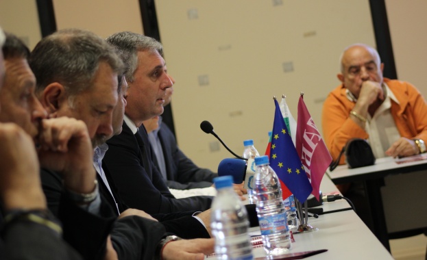 Ивайло Калфин: България трябва да участва в Европейския банков съюз и по въпроса трябва да се дискутира