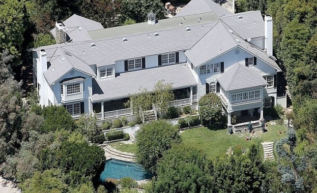 Кунис и Къчър си купиха двуетажна къща 