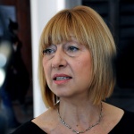 Министър Клисарова: Един учебник по предмет - по-евтин и по-лек