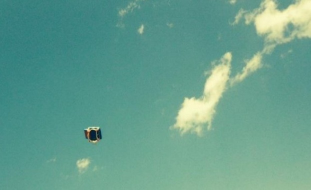 Три деца "полетяха" с надуваем замък на 15 метра над земята 