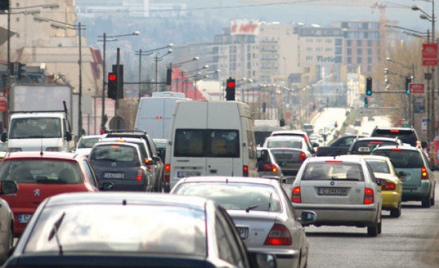 София: В колите - все повече, в автобуса - все по-малко