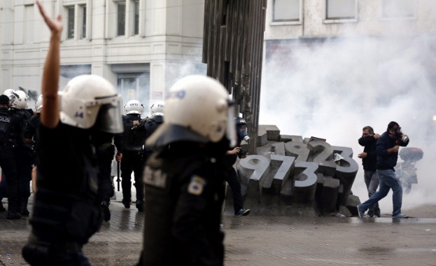 Сълзотворен газ и водомети срещу протестиращите в Сома 