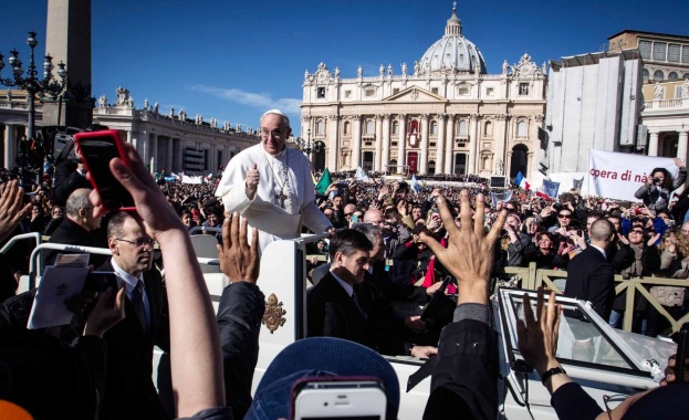 Папата отказа да се вози на бронирани коли