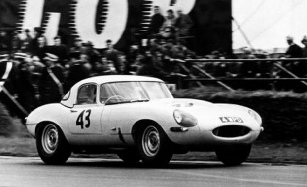 Jaguar възпроизвежда олекотени модели от 1964 г.