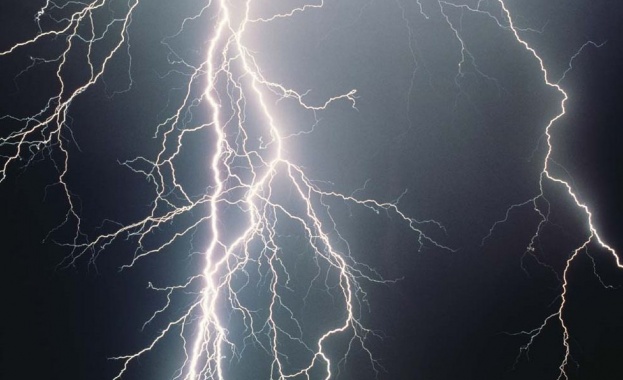 Мълния рани четирима на конно състезание край Шумен 