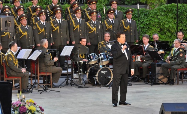 Йосиф Кобзон изпя „Една българска роза"