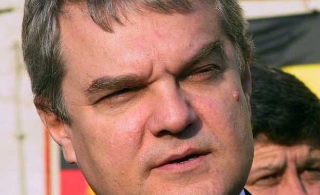 Петков към Цацаров:  В 11:55 ми се обадете