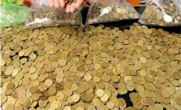 Китаец плати новата си кола с 5 тона монети