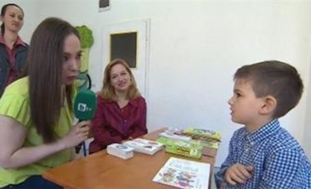 Дете чудо на 6 г. научи английски само. От 3-годишно чете и смята