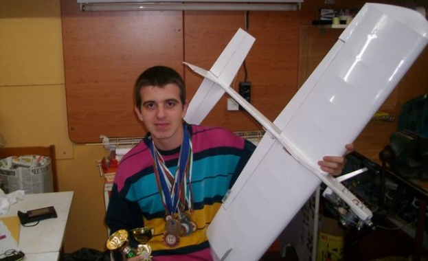 18-годишният Ивайло: Сам правя самолети, с които летя по света