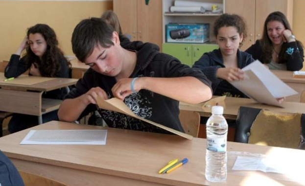 300 оценители проверяват писмените работи от матурата по БЕЛ