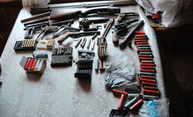 Голямо количество оръжия, взривни вещества и боеприпаси иззети при акция на ДАНС в Петрич