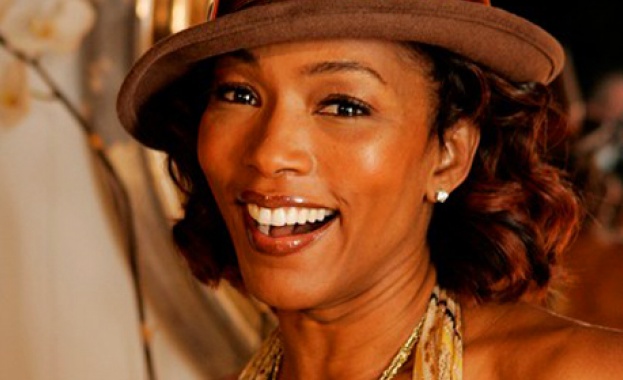 Анджела Басет снима филм за Уитни 