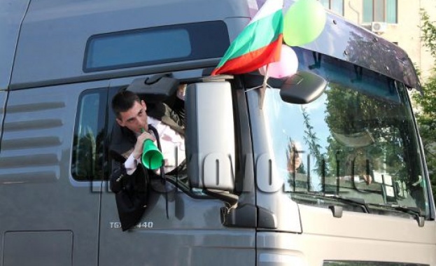 Абитуриент пристигна с ТИР на бала