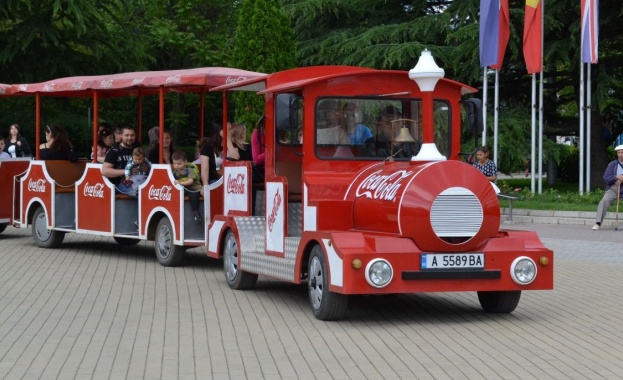 Казанлък се сдоби с атракционно влакче за Празника на розата 