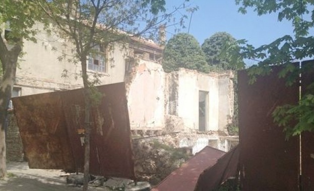 Рушаща се сграда в сърцето на Бургас се превърна в къща на ужасите