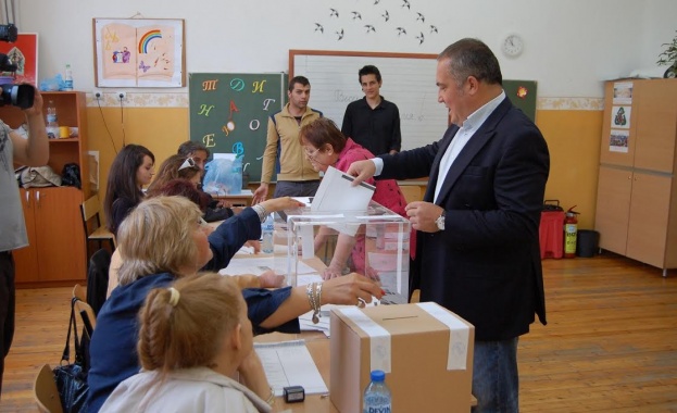 Бинев гласува за представителство на българските патриоти в ЕС