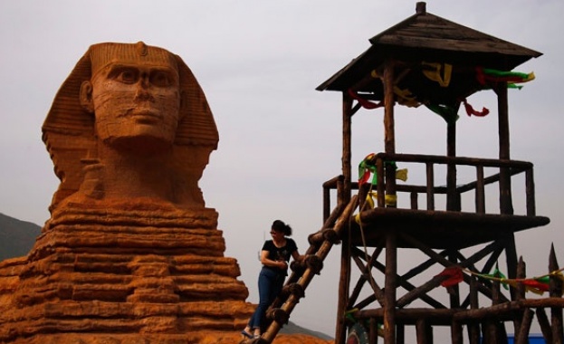 Разрушават копието на Сфинкса в Китай