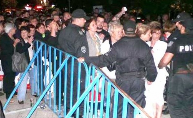 Бунт на членове на СИК пред зала „Бойчо Брънзов” в Бургас