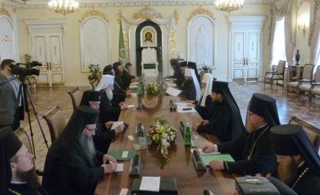 Патриарх Неофит разговаря с руския патриарх Кирил в Даниловския манастир