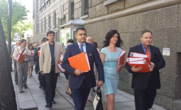 Над 372 000 подписа за референдум за отпадането на партийните субсидии