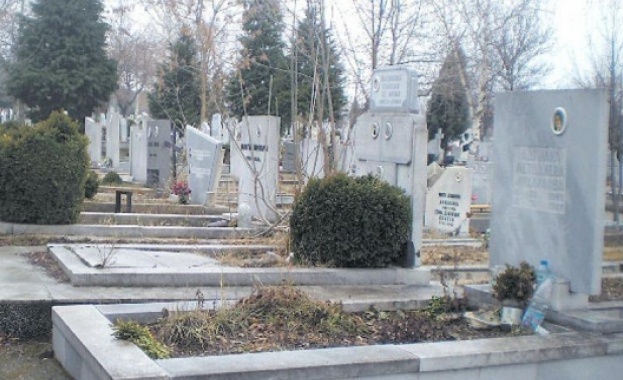 Гробищна служителка "погребала" живи хора, за да запази гробно място