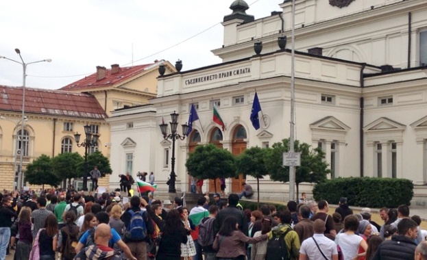Протест посреща депутатите пред НС 