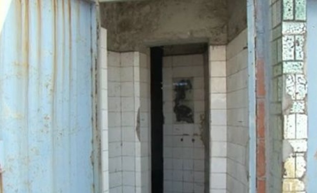 Тоалетна, строена преди 40 години, е бариера за туристите на Света Анастасия