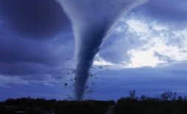 Торнадо връхлетя Южна Флорида, САЩ, в събота вечерта, предаде Ройтерс.