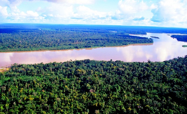 Река Амазонка, която се счита за най-голямата като дължина, площ