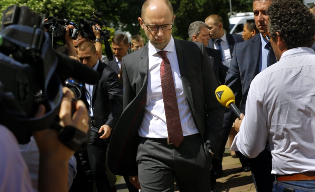 Яценюк: Терористите в Източна Украйна ще получат законов отговор