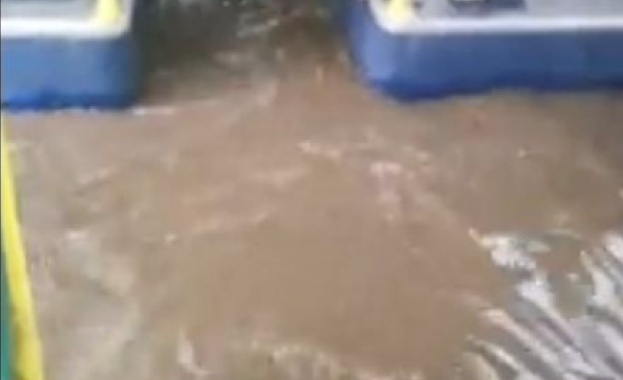 Автобус на градския транспорт се превърна в „Титаник” /видео/