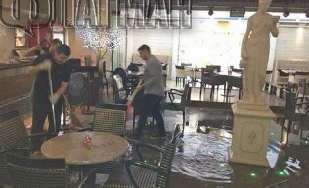 Центърът на Бургас потъна в екскременти