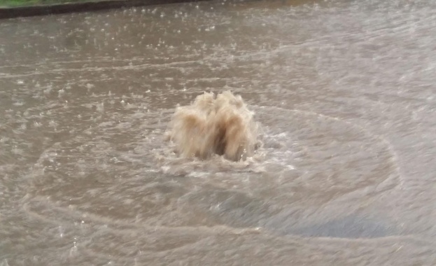 Щети и задръствания след бурята в София 