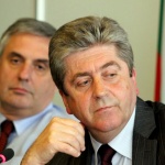 Първанов раздава членски карти в НДК 