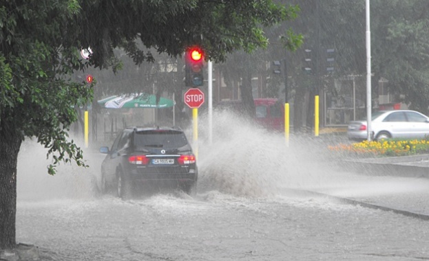 „Оранжев код" за опасни валежи в Западна България