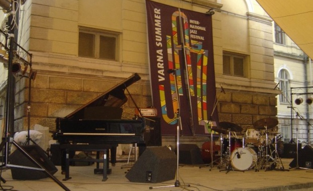 "Варненско лято" започва с Цветана Манева 