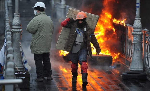 Коктейли „Молотов" и горящи гуми на Майдана в знак на протест