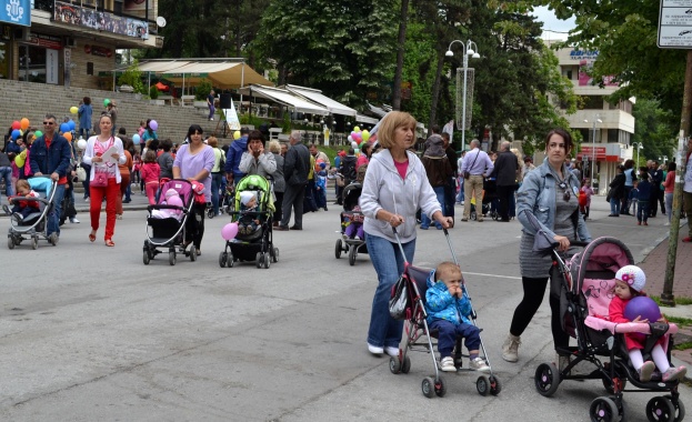 Парад на бебета в колички беляза 1-ви юни във Велико Търново