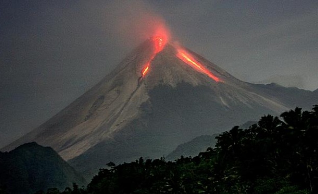 Най-малко 14 души са изчезнали след изригването на вулкана в Индонезия