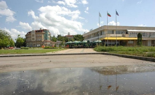 Фекална река заля Лом