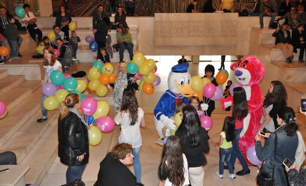 Лавина от подаръци за победителите в конкурса за детска рисунка, организиран от „Сдружение Азбукари“