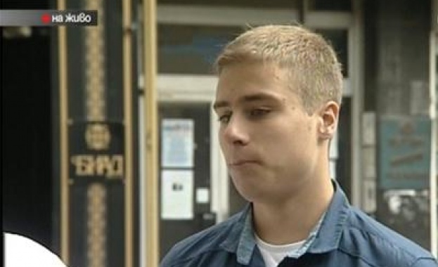 Непълнолетен абитуриент остана без бал