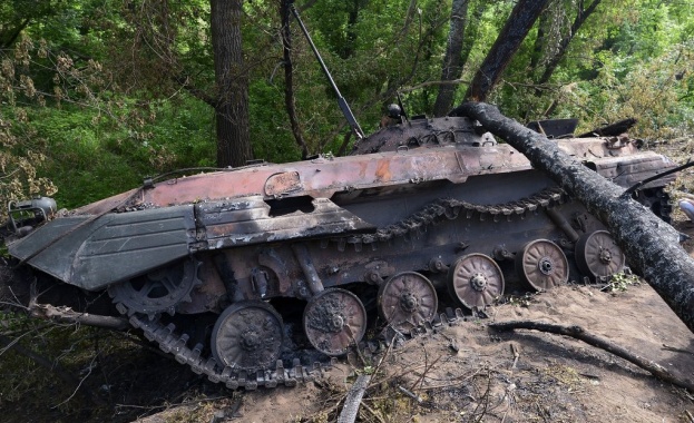 Повече от 2 часа продължава стрелбата в Луганск