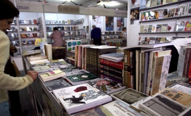 Благотворително четене в помощ на пострадалите от наводненията на алканите на Пролетния базар на книгата