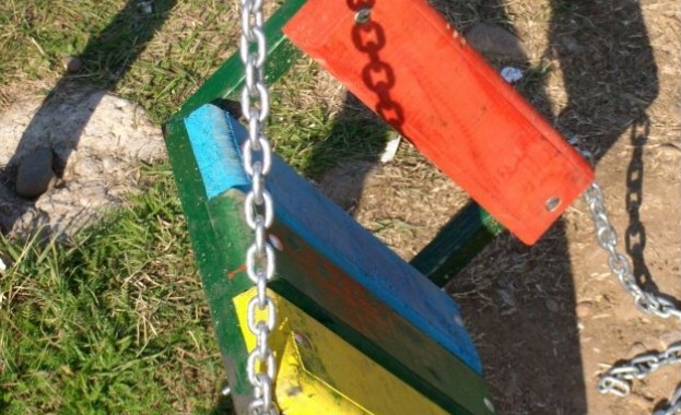 Вандали унищожиха паркове и детски площадки за хиляди левове в Благоевград