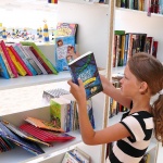 Библиотека на плажа очаква своите читатели