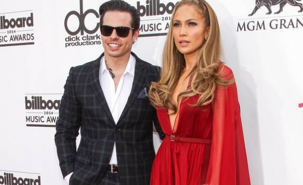 Джей Ло бие шута на Каспър Смарт?