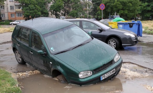 Дупка погълна кола в Пловдив 